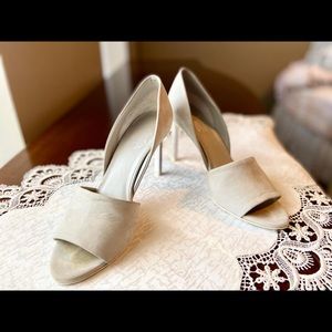 Vince Vero Cuoio peep toe heels.
